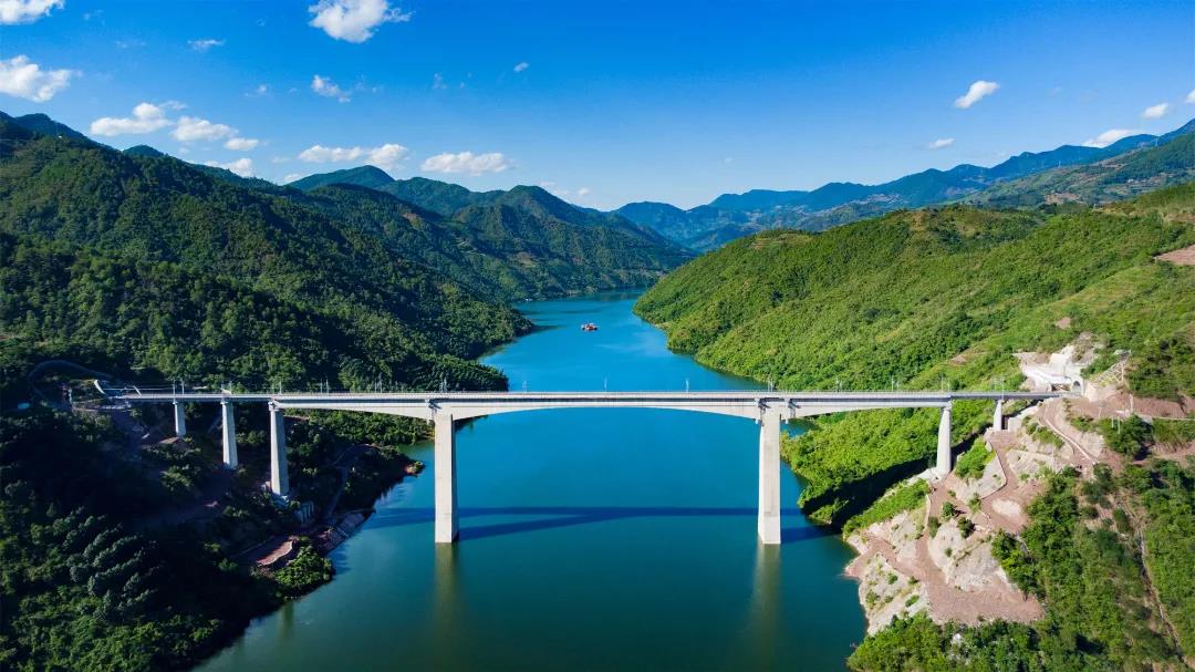 “國家名片”中老鐵路開通-博遠集團貢獻薄力